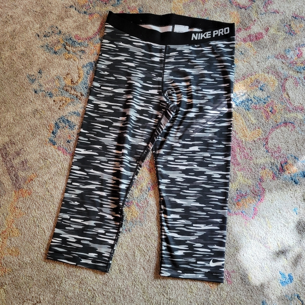 Nike Pro capris